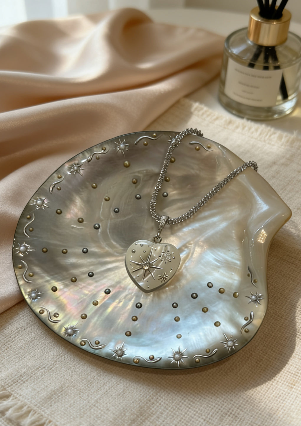 Handmade Seashell Necklace for Woman Adjustable Natural Shell Collar Necklace with Hand-drawn Pattern-