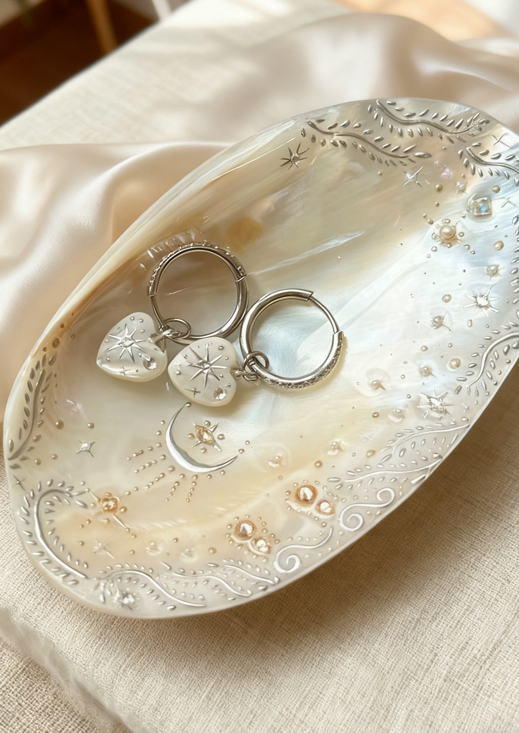 Handmade Seashell Earrings for Woman Natural Shell Earrings with Hand-drawn Pattern