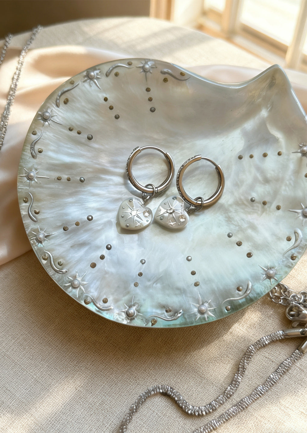 Handmade Seashell Earrings for Woman Natural Shell Earrings with Hand-drawn Pattern