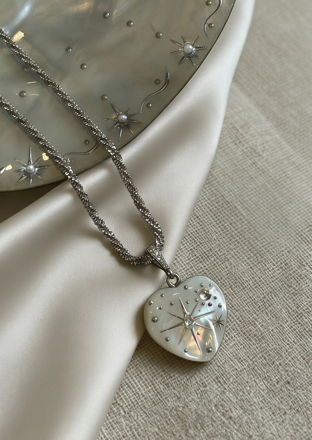 Handmade Seashell Necklace for Woman Adjustable Natural Shell Collar Necklace with Hand-drawn Pattern-