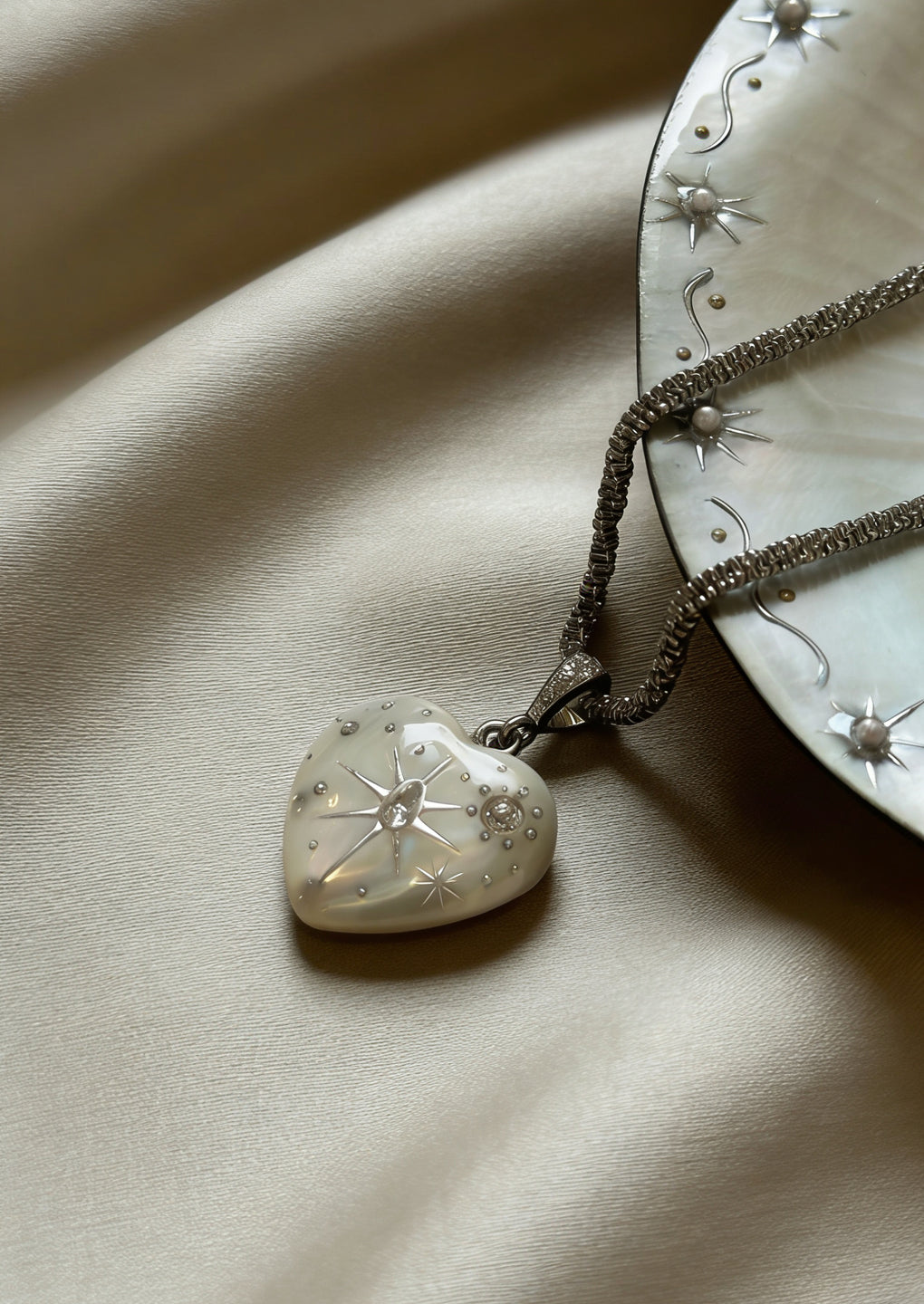 Handmade Seashell Necklace for Woman Adjustable Natural Shell Collar Necklace with Hand-drawn Pattern-