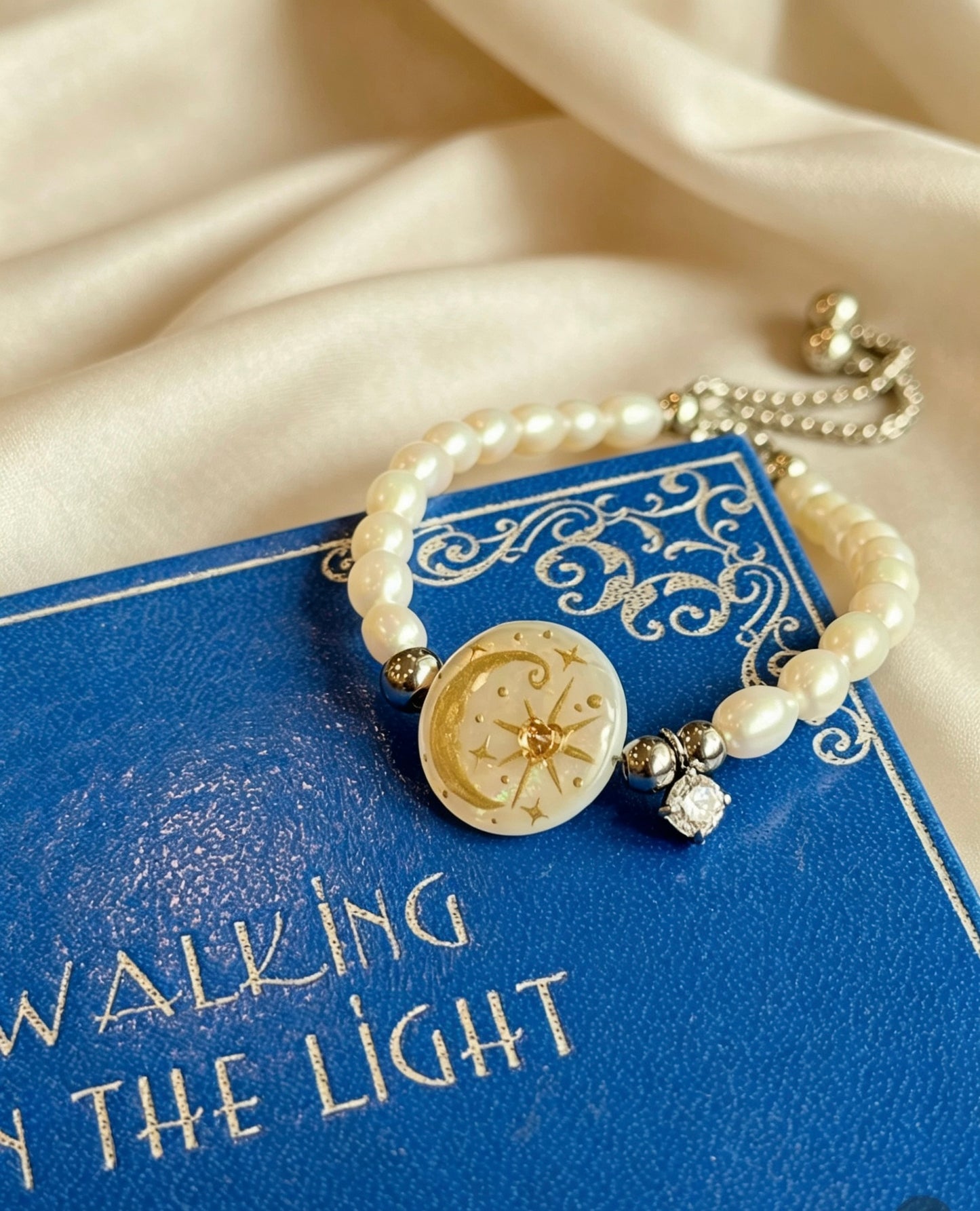 Handmade Seashell Pearl Bracelet Adjustable Natural Shell Bracelet with Sun&Moon Pattern