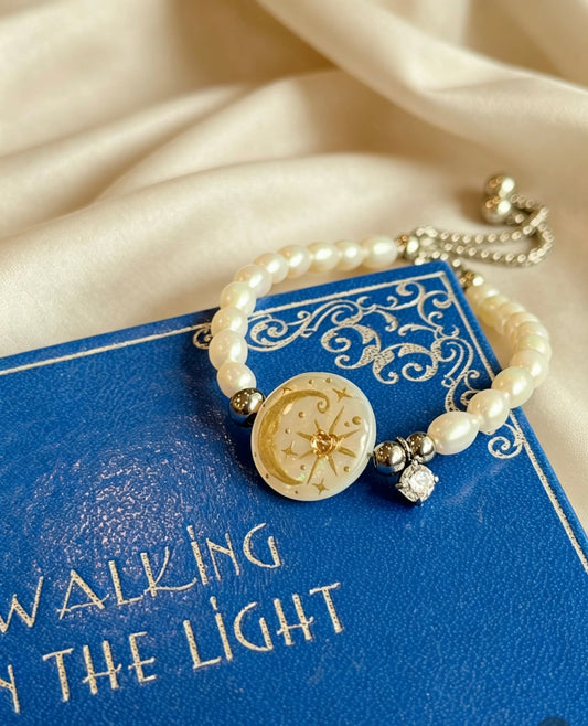 Handmade Seashell Pearl Bracelet Adjustable Natural Shell Bracelet with Sun&Moon Pattern
