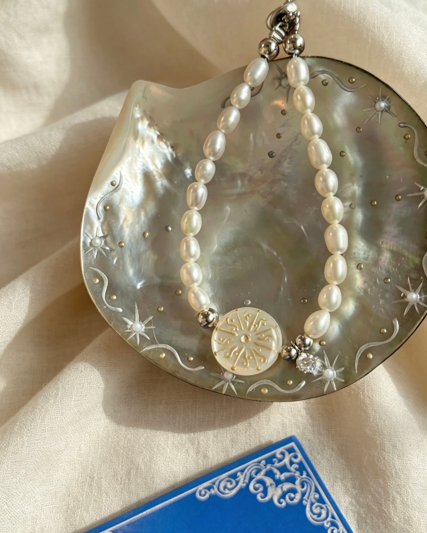 Handmade Seashell Pearl Bracelet Adjustable Natural Shell Bracelet with Sun&Moon Pattern