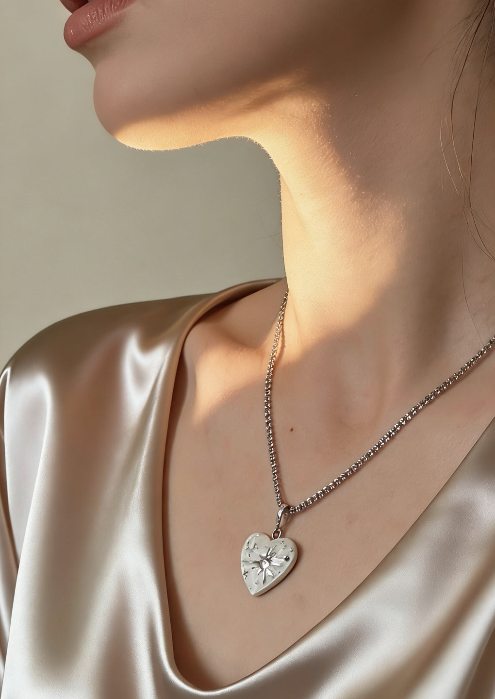 Handmade Seashell Necklace for Woman Adjustable Natural Shell Collar Necklace with Hand-drawn Pattern-