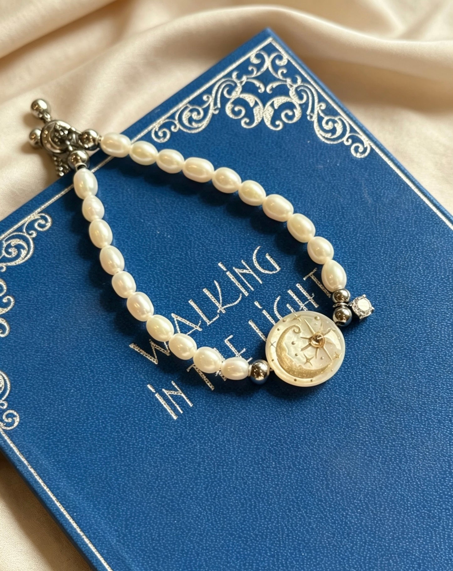 Handmade Seashell Pearl Bracelet Adjustable Natural Shell Bracelet with Sun&Moon Pattern
